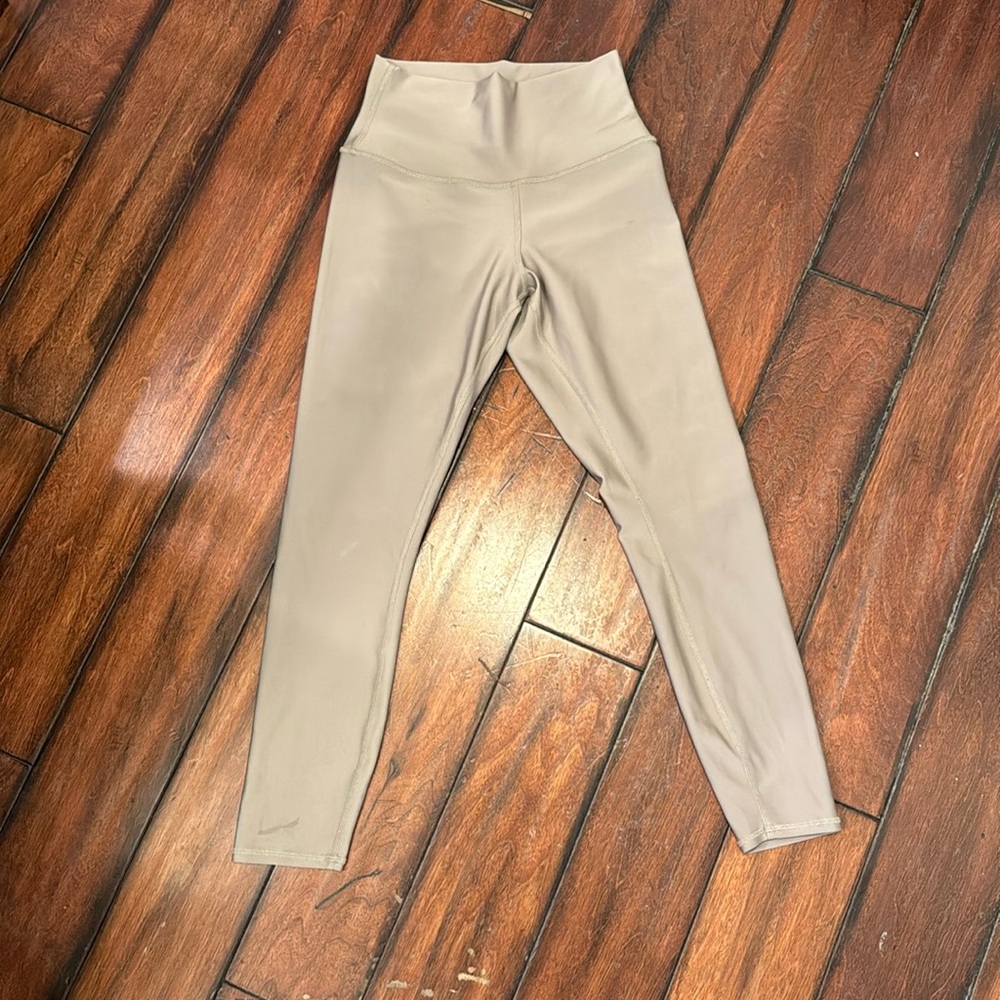 Worn twice. 7/8 High-Waist Airlift Legging